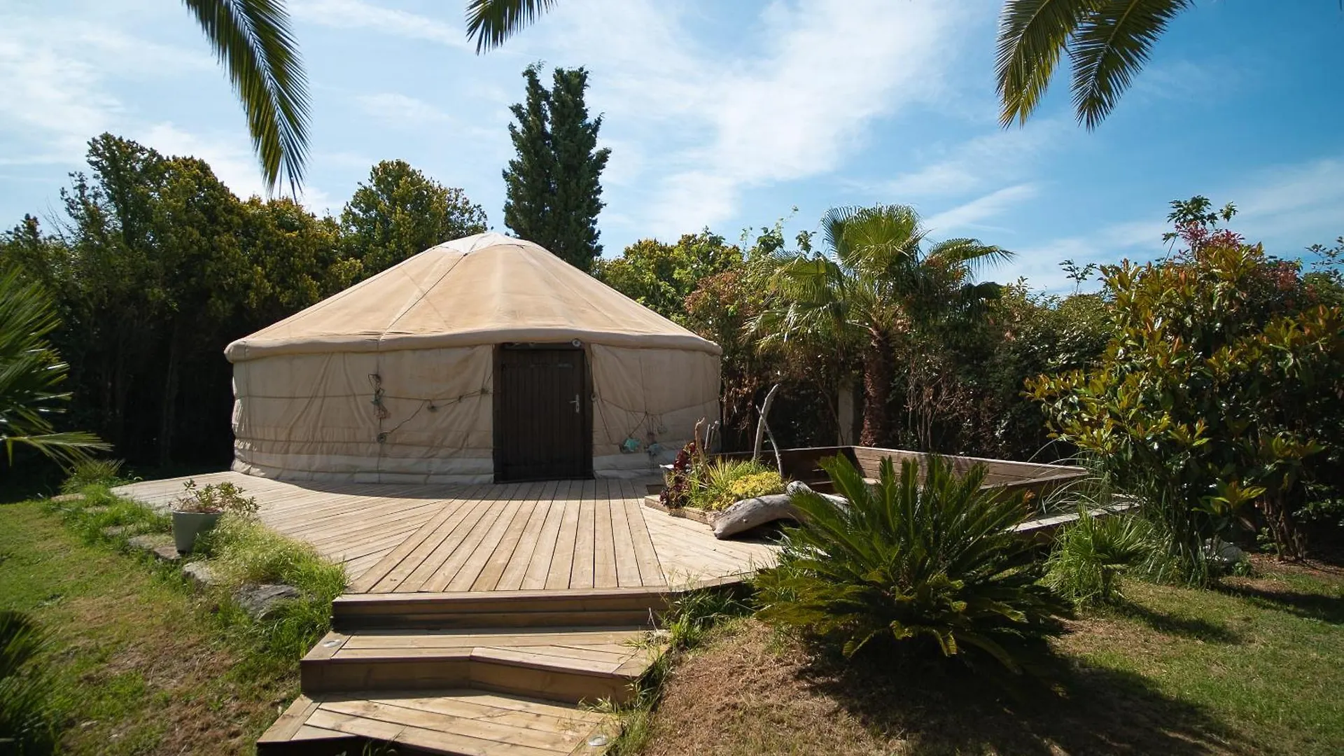 Yourte Jardin Tropicale Piscine - Quatre Murs Et Un Toit Hyeres