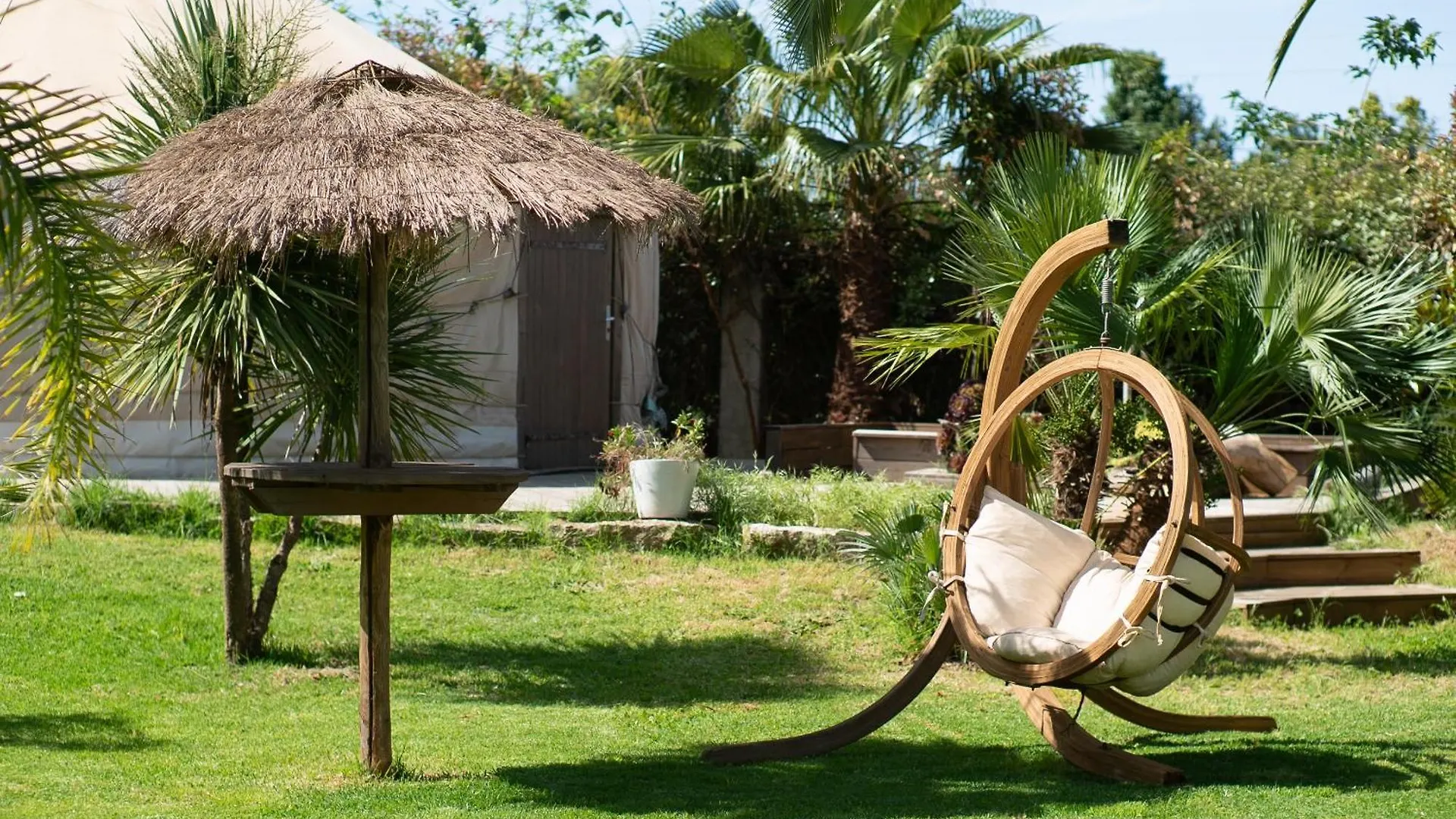 Luxury tent Yourte Jardin Tropicale Piscine - Quatre Murs Et Un Toit
